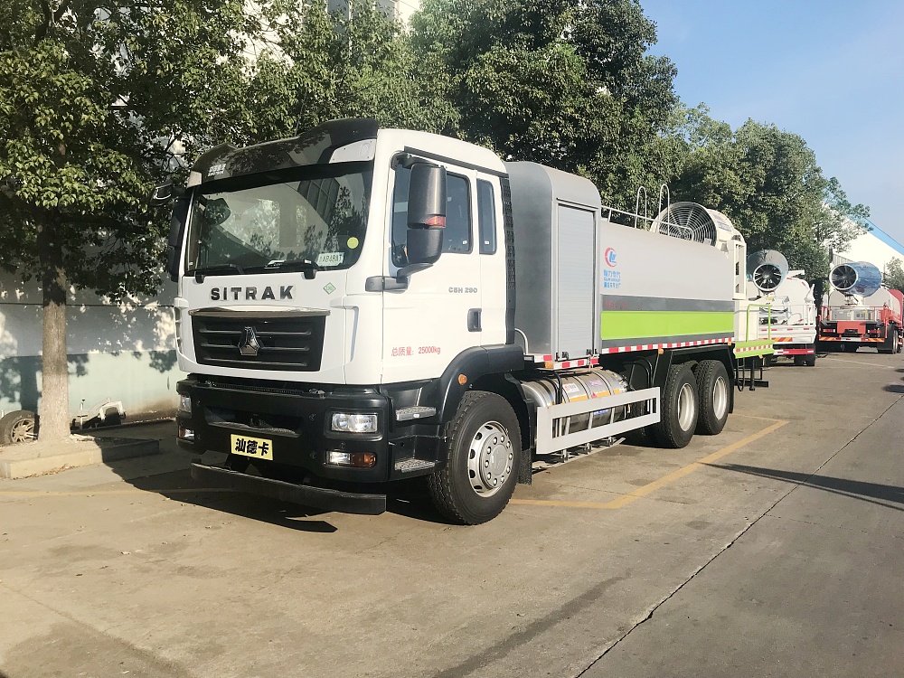 國(guó)六重汽汕德卡后雙橋16立方霧炮車(chē)/50-120米霧炮
