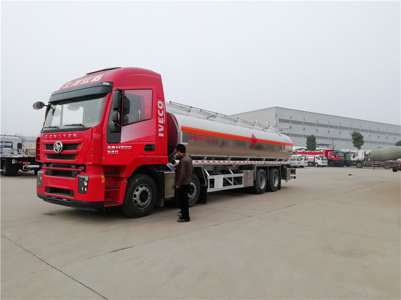 上汽紅巖29.7方前四后八鋁合金運油車，20噸運油車