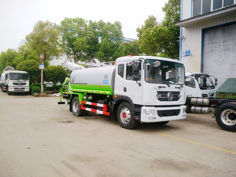 國(guó)六東風(fēng)多利卡D9 14方灑水霧炮車(chē)